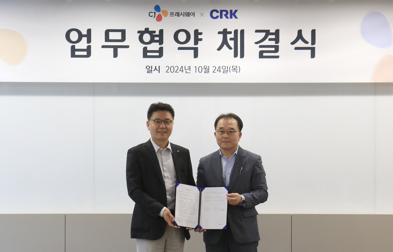 지난 24일 서울 마포구 CJ프레시웨이 상암 본사에서 열린 업무 협약식에서 강연중(왼쪽) CJ프레시웨이 FD사업본부장과 고종원 CRK 부사장이 기념 촬영을 하고 있다.