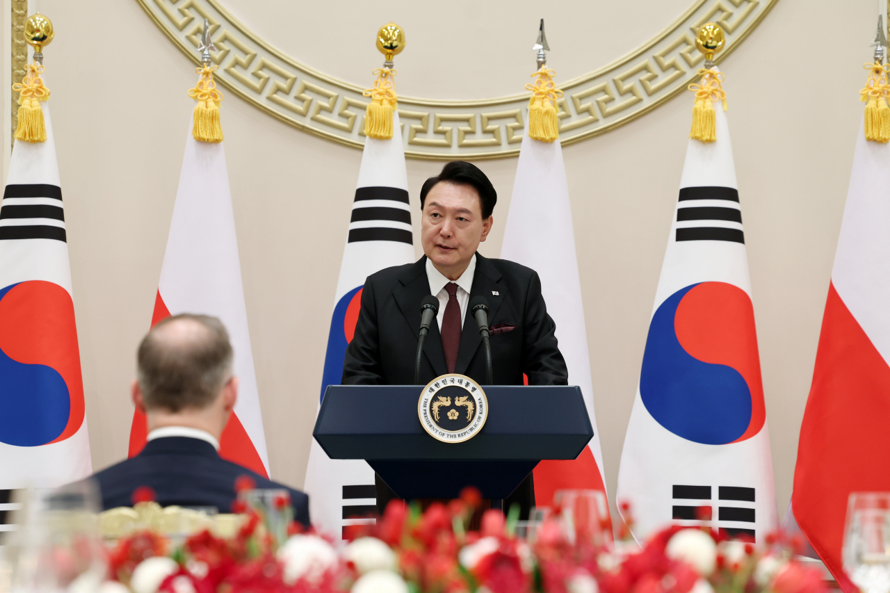 President Yoon Suk Yeol speaks during a state dinner he hosted at Cheong Wa Dae on Thursday. (Presidential office)