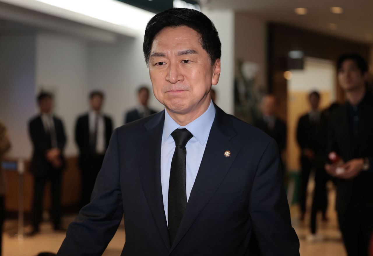 김기현 국민의힘 의원이 23일 오후 송파구 서울아산병원에 마련된 고 이상득 전 국회부의장 빈소에 조문을 위해 이동하고 있다. [연합]