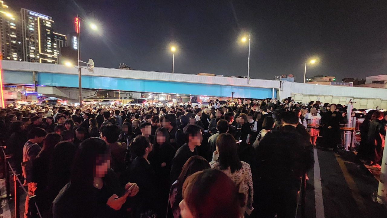 지난 24일 저녁 서울 성동구 성수동에서 진행된 프라다 포토월 행사에 인파가 몰리면서 안전상의 이유로 취소됐다. [정원오 성동구청장 엑스 캡처]