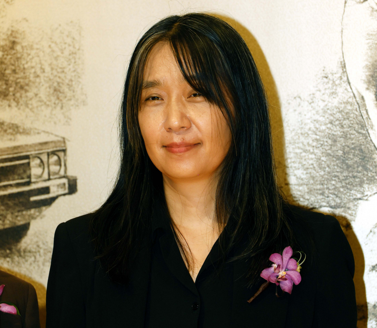 온라인 엠바고 18시 한국인 최초로 노벨문학상을 수상한 한강 작가가 17일 서울 강남구 아이파크타워에서 열린 제18회 포니정 혁신상 시상식에 참석하고있다. [공동취재단]