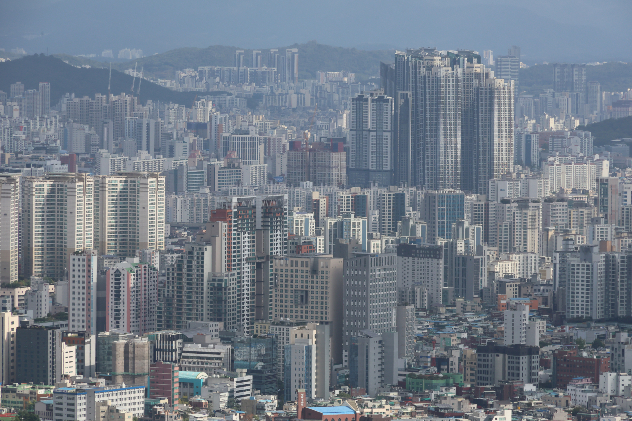 서울 남산에서 바라본 시내 아파트 단지. [연합]