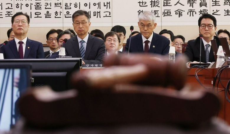 25일 국회에서 열린 법제사법위원회 국정감사에서 박성재 법무부 장관(왼쪽부터)과 최재해 감사원장, 천대엽 법원행정처장, 심우정 검찰총장이 자리에 앉아 있다.[연합]