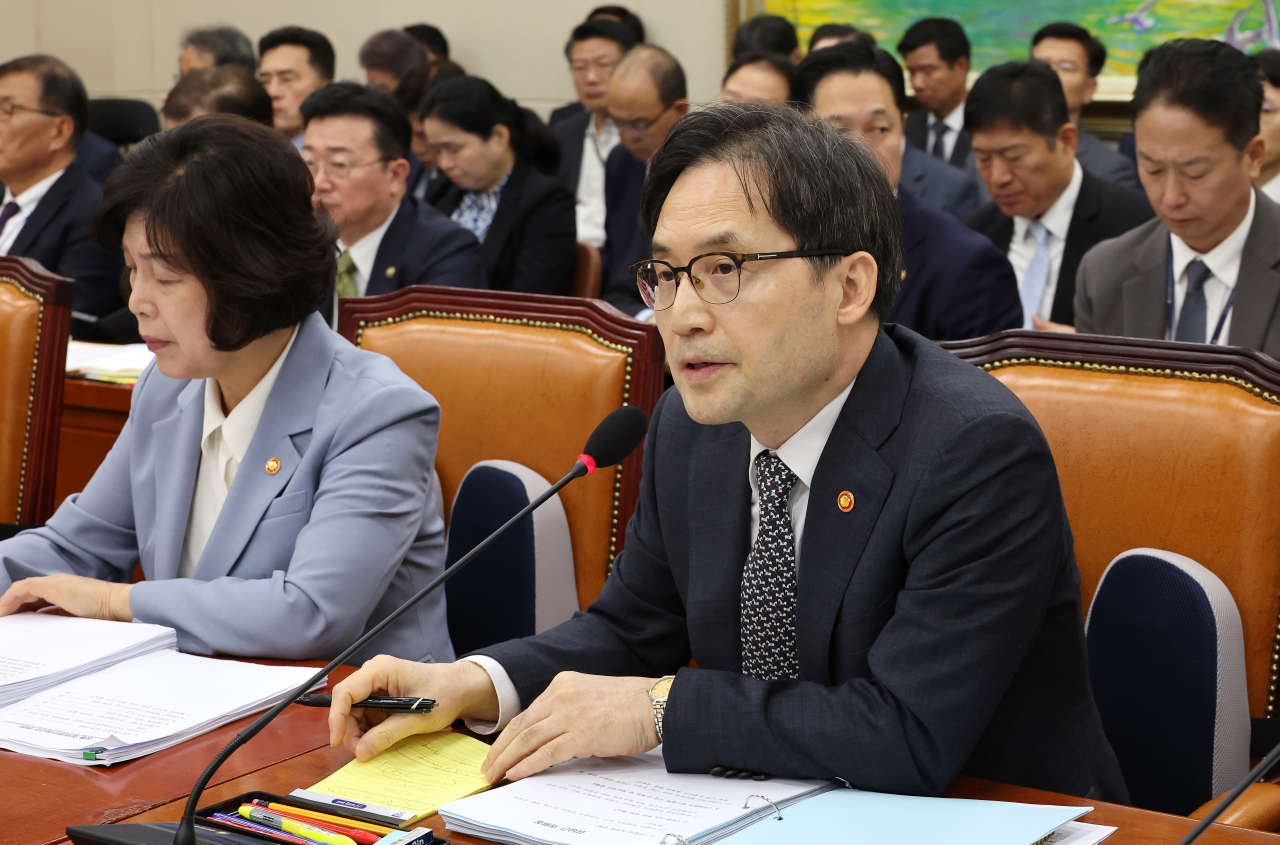 한기정 공정거래위원장이 25일 오전 서울 여의도 국회에서 열린 정무위원회의 의원 질의에 답변하고 있다. [연합]