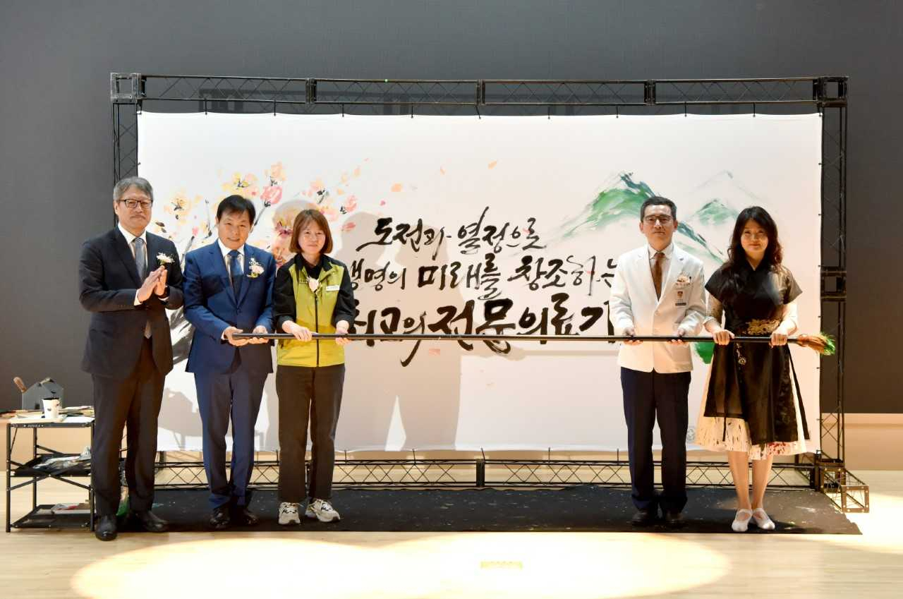화순전남대병원은 25일 ‘내일의 의학을 오늘 만나는 병원’을 슬로건으로 개원 20주년 기념식을 개최했다.