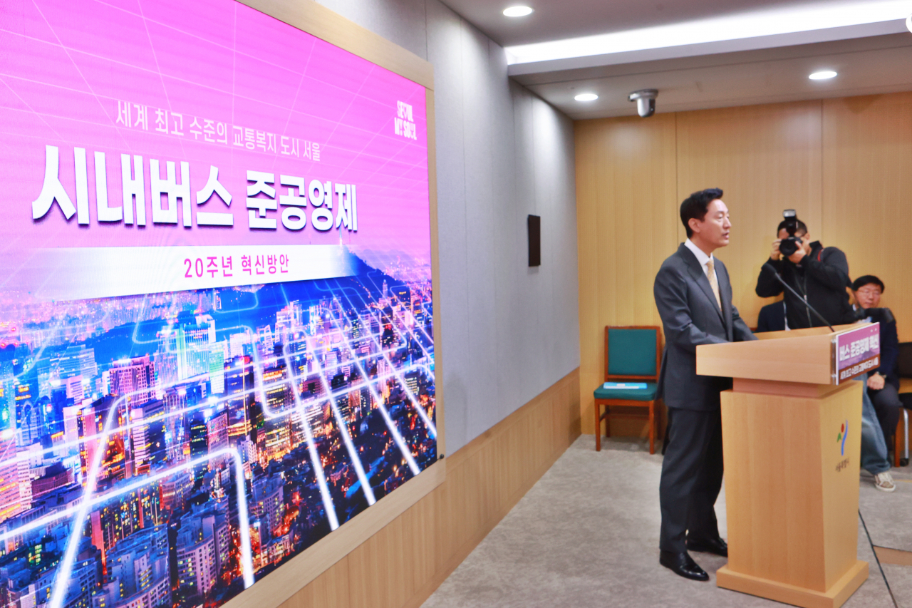 오세훈 서울시장이 22일 오전 서울시청 브리핑룸에서 서울시내버스 준공영제 혁신방안에 대해 발표하고 있다.[연합]