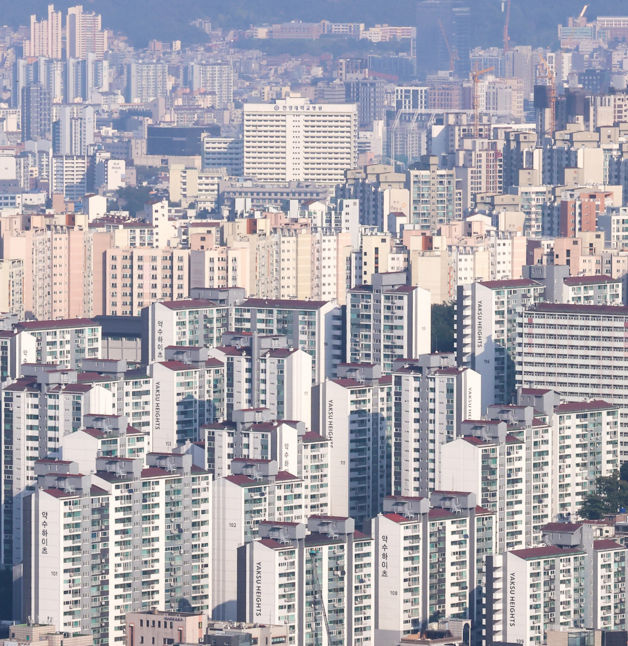 “더 버틸 수 있나” 부동산 PF 리스크에 캐피탈·저축은행 신용등급 줄줄이 하향