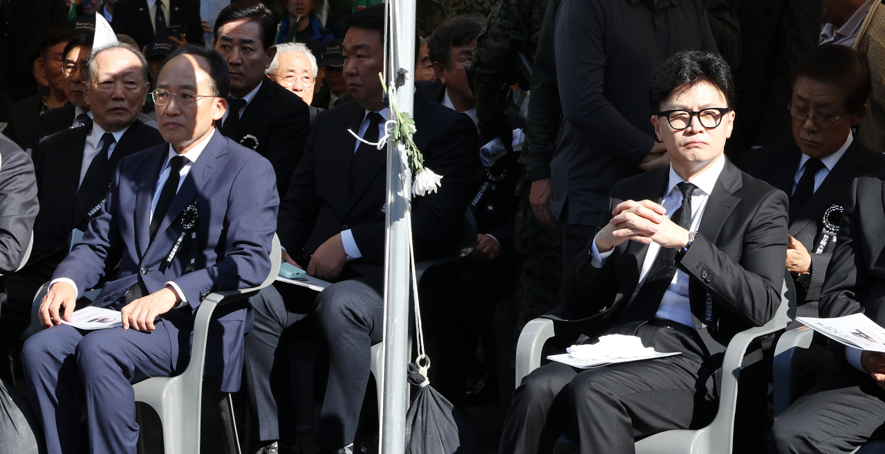 26일 오전 서울 동작구 국립서울현충원에서 열린 박정희 전 대통령 서거 45주기 추모식에 참석한 국민의힘 한동훈 대표(오른쪽)와 추경호 원내대표 [연합]