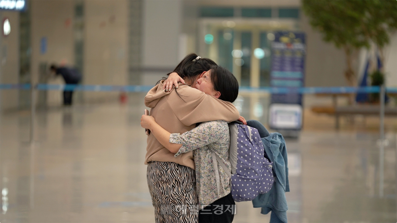 [단독]“이토록 다른 삶” 불운 겪고 39년 만에 만난 한인계 입양 자매