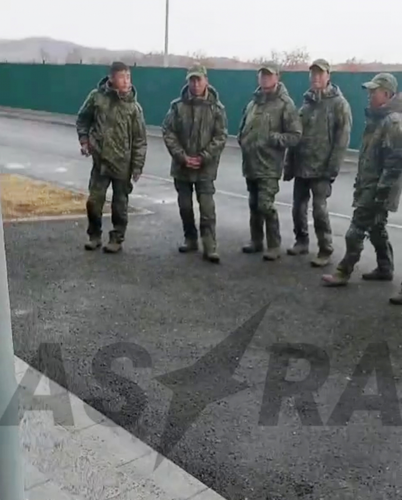 러시아 극동 연해주 지역에 파병된 것으로 보이는 북한군 추정 동영상이 또 공개됐다. 러시아 독립 언론기관이라고 주장하는 ‘아스트라’는 22일 텔레그램 채널에 북한군으로 보이는 군인이 건물 외부에 서 있는 모습을 촬영해 게시했다. [연합]