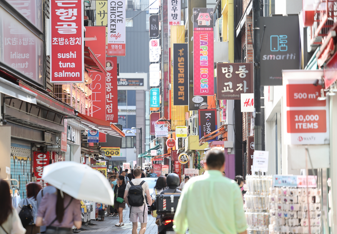 금융기관에서 돈을 빌린 65세 이상 자영업자는 부채 규모가 연 소득의 10배를 넘는 것으로 분석됐다. 사진은 서울 명동 거리 [연합]