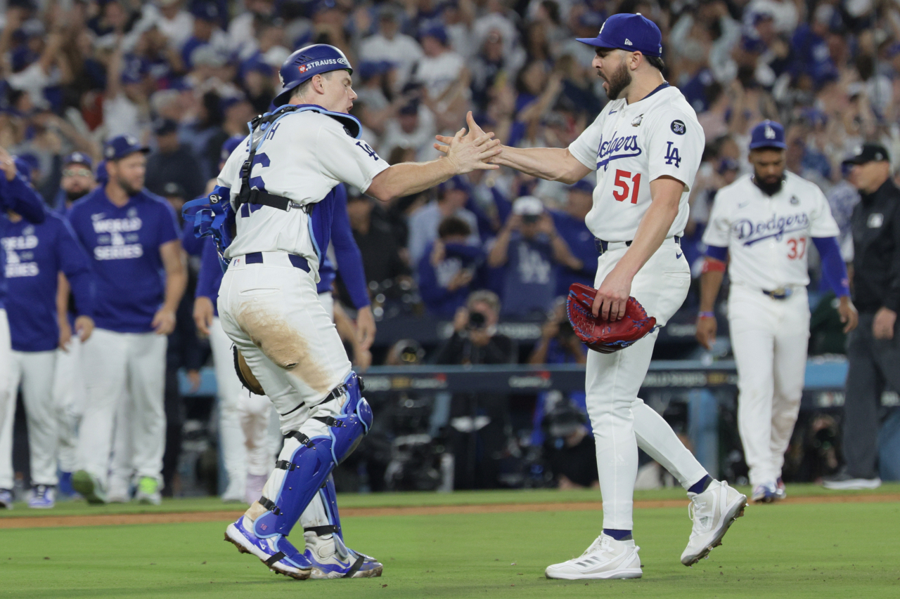 미국프로야구 메이저리그(MLB) 로스앤젤레스(LA) 다저스가 안방에서 열린 월드시리즈(WS·7전 4승제) 1, 2차전을 쓸어 담았다. [EPA]