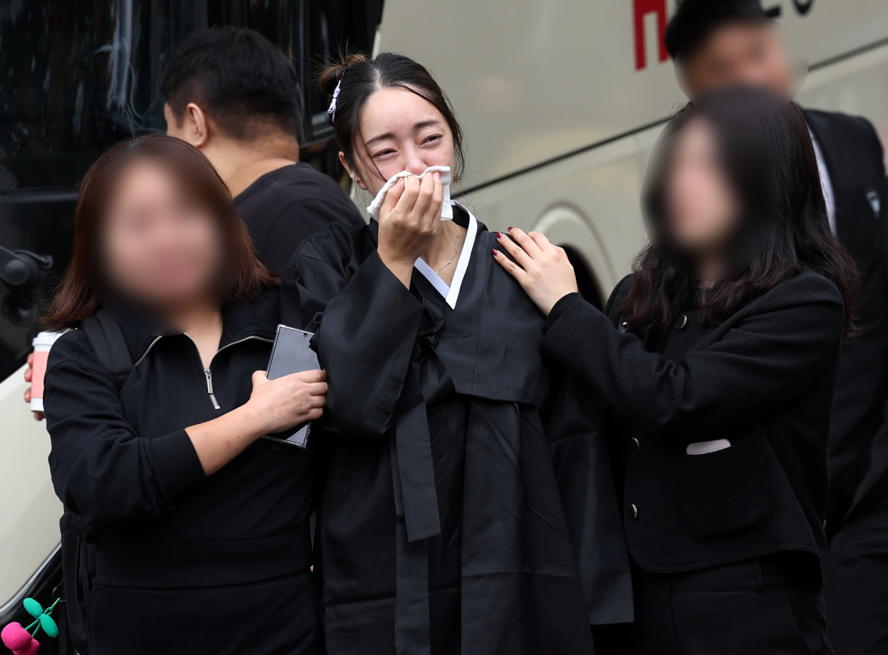 27일 서울 성동구 한양대병원 장례식장에서 엄수된 배우 고(故) 김수미의 발인에서 며느리인 배우 서효림이 슬퍼하며 운구차량으로 향하고 있다. [뉴시스]