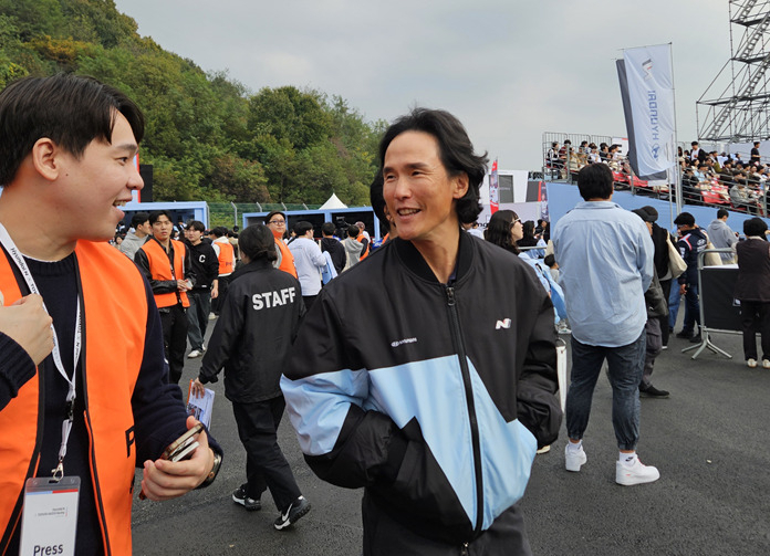 조현범(사진 가운데) 한국앤컴퍼니그룹 회장이 27일 용인 스피드웨이에서 취재진의 질문에 대답하고 있다. [공동취재단]