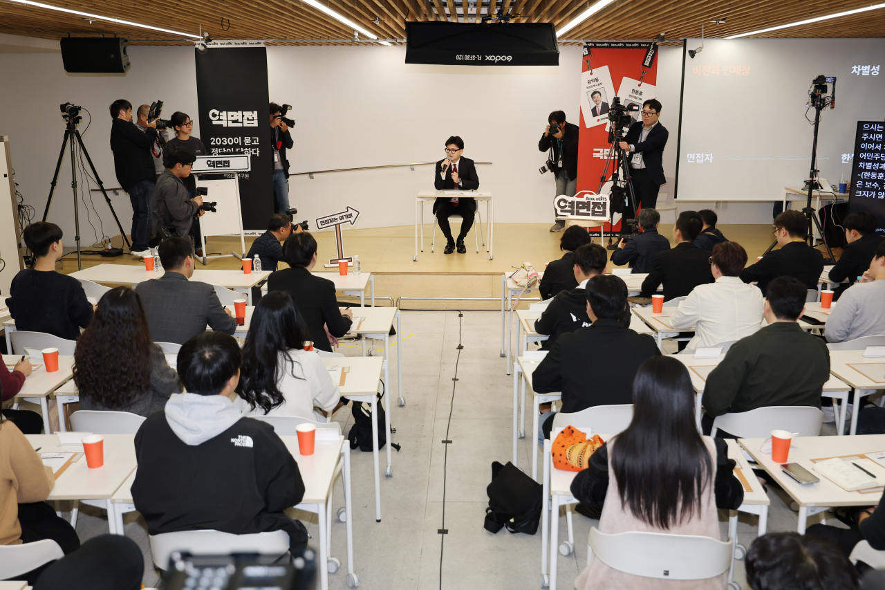 한동훈 국민의힘 대표가 27일 오후 서울 성동구 성수동 인근에서 열린 '역면접x국민의힘, 2030이 묻고 정당이 답하다' 행사에서 발언하고 있다. [연합]