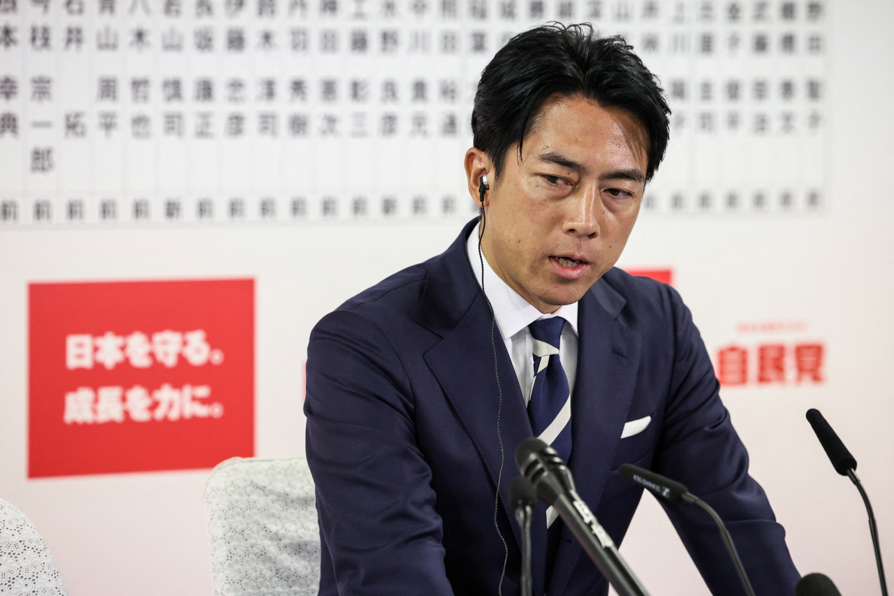 27일 고이즈미 신지로 전 환경부 장관이 일본 도쿄에서 열린 중의원(하원) 선거 개표소에서 기자회견을 열고 있다. [로이터]