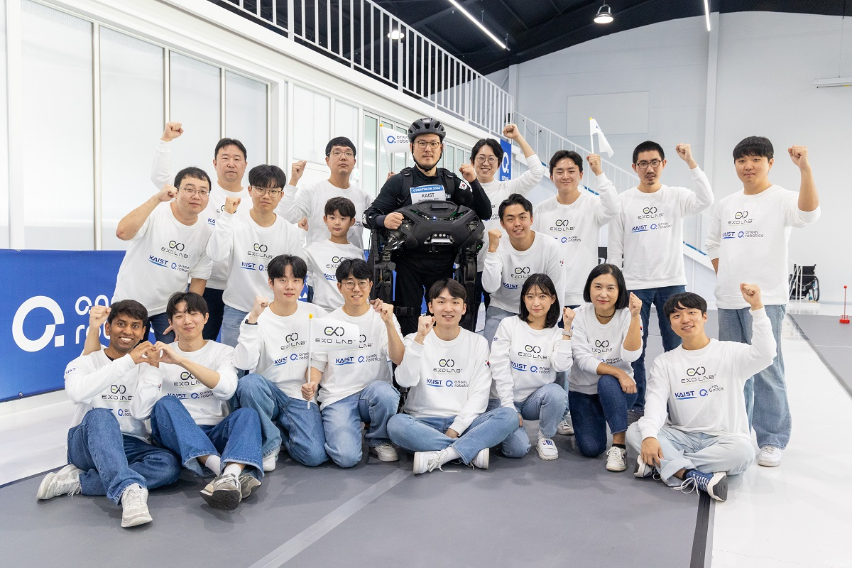 제3회 사이배슬론 대회에 참가한 팀 KAIST가 우승 기념촬영을 하고 있다.[KAIST 제공]