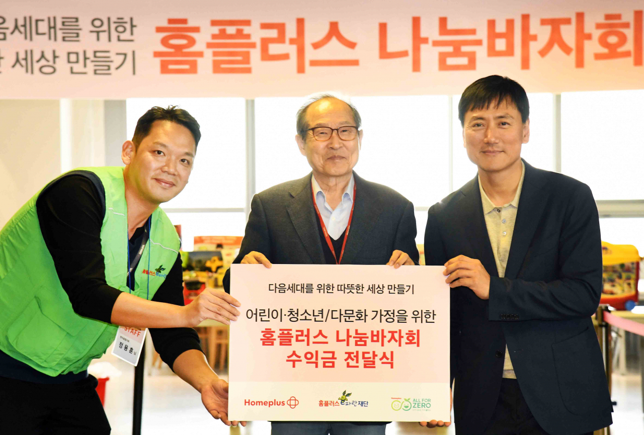 정용훈(왼쪽부터) 홈플러스 한마음협의회 근로자 부대표, 박인주 홈플러스 e파란재단 이사장, 감태규 홈플러스 상품2부문장이 기념사진을 촬영하고 있다. [홈플러스 제공]
