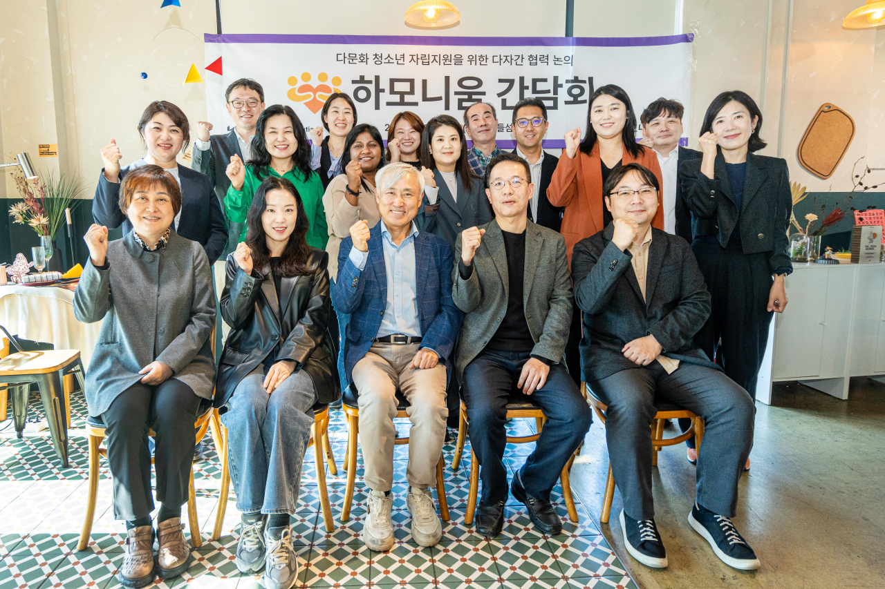 홍우정(첫 째줄 왼쪽부터) 서울시 가족센터장, 김시원 더버터 편집장, 김영순 인하대학교 교수, 기아 지속가능경영실 이덕현 실장, 도현명 임팩트스퀘어 대표가 기념 촬영을 하고 있다. [기아 제공]