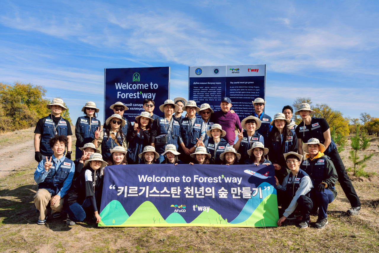 지난 20일 키르기스스탄 비슈케크 마나스 공항 인근 조림지에서 ‘키르기스스탄 천년의 숲 만들기’ 봉사활동에 참여한 티웨이항공 임직원 자원봉사단 및 아시아산림협력기구(AFoCO) 관계자들이 조림활동 후 기념사진을 촬영하고 있다. [티웨이항공 제공]