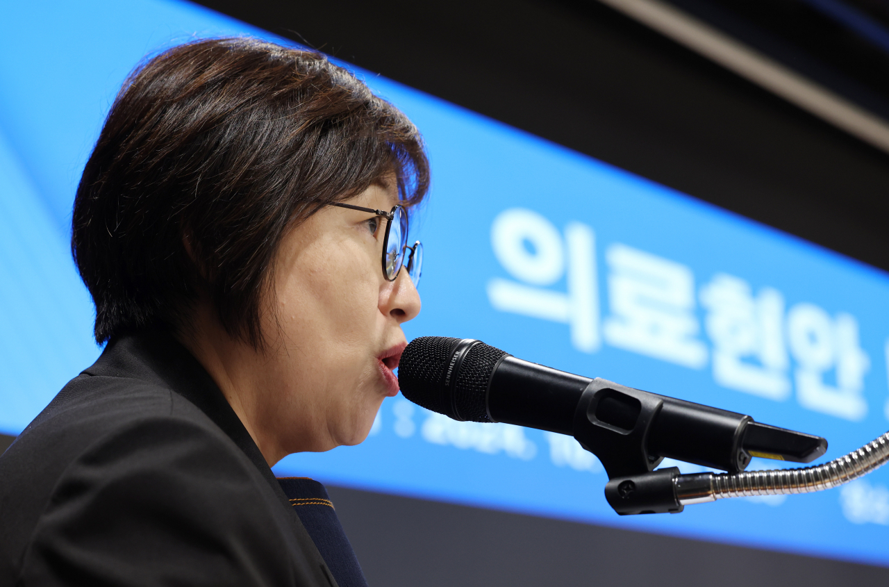 최안나 대한의사협회(의협) 대변인이 지난 2일 오후 서울 용산구 의협회관에서 의협과 대한의학회, 전국의과대학교수협의회, 전국의대교수비상대책위원회, 한국의과대학·의학전문대학원협회의 의대정원 증원 논의에 대한 공동 입장을 발표하고 있다. [연합]