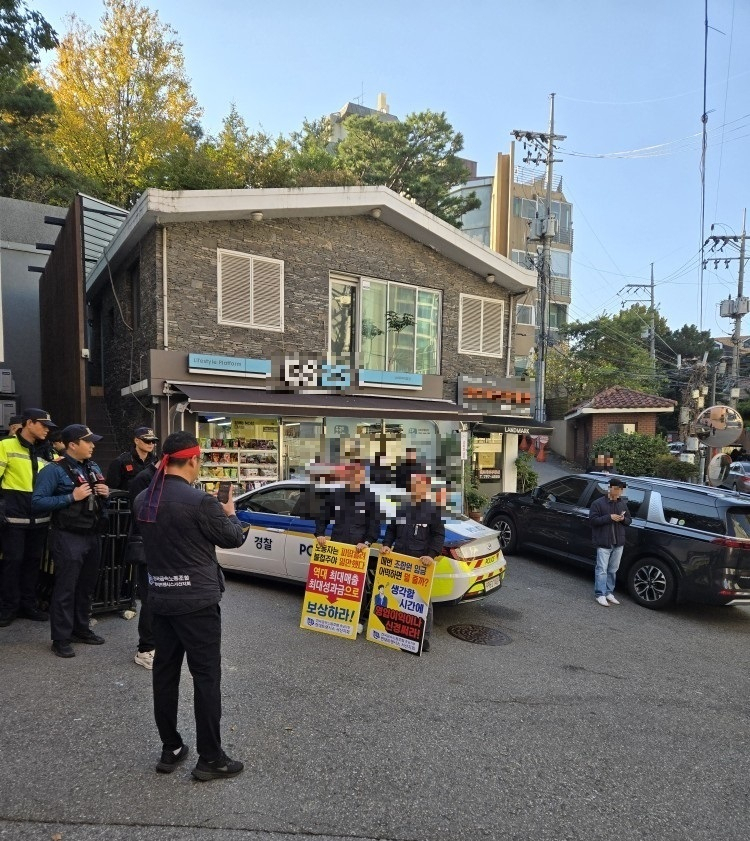 현대트랜시스 노조가 지난 26일 현수막과 피켓 등을 동원해 정의선 현대자동차그룹 회장의 한남동 자택 인근 주택가에서 시위를 벌이고 있다. [독자 제공]