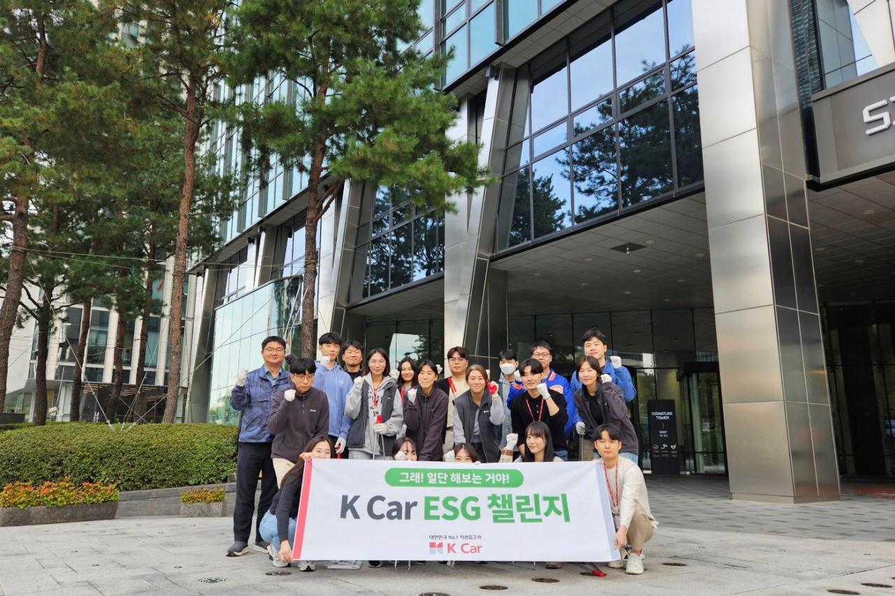 국내 최대 직영중고차 플랫폼 기업 K Car(케이카) 임직원들이 ESG 챌린지 기념 촬영을 하고 있다. [케이카 제공]