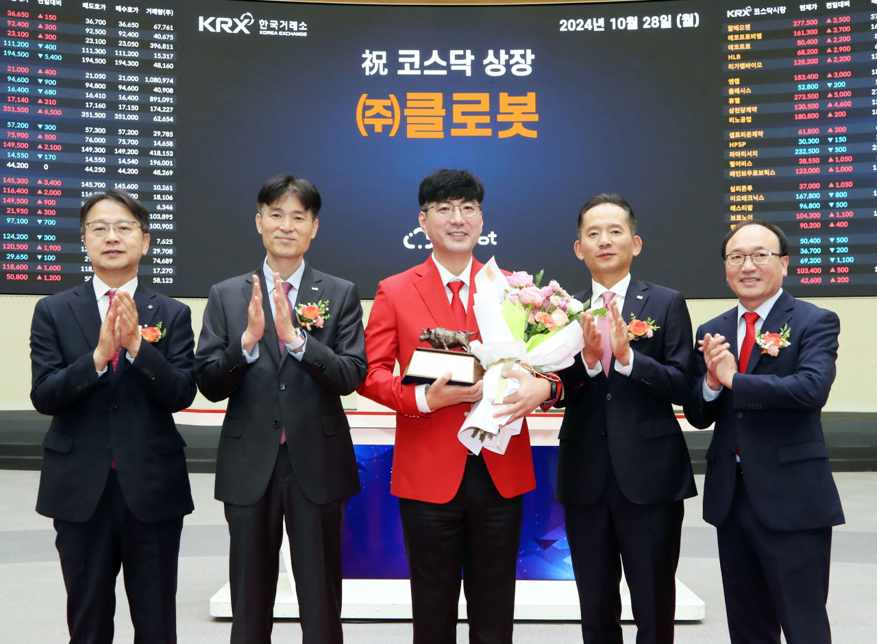 28일 서울 영등포구 한국거래소에서 열린 (주)클로봇 코스닥시장 상장기념식에서 관계자들이 상장기념패 전달 후 기념 촬영하고 있다. 왼쪽부터 김대영 한국IR협의회 부회장, 민경욱 한국거래소 코스닥시장본부장, 김창구 클로봇 대표이사, 강성범 미래에셋증권 부사장, 강왕락 코스닥협회 부회장. [연합]