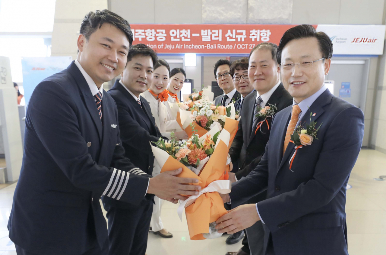 27일 김이배(사진 오른쪽 맨 앞) 제주항공 대표이사 등 내·외빈들이 승무원들에게 꽃다발을 전달하고 있다. [제주항공 제공]