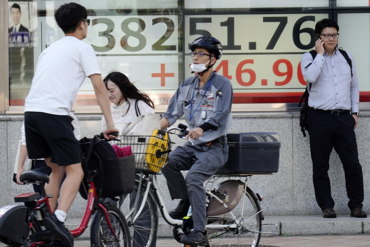 24일 일본 도쿄에서 일본 닛케이 지수 전광판이 나오고 있다. [AP]
