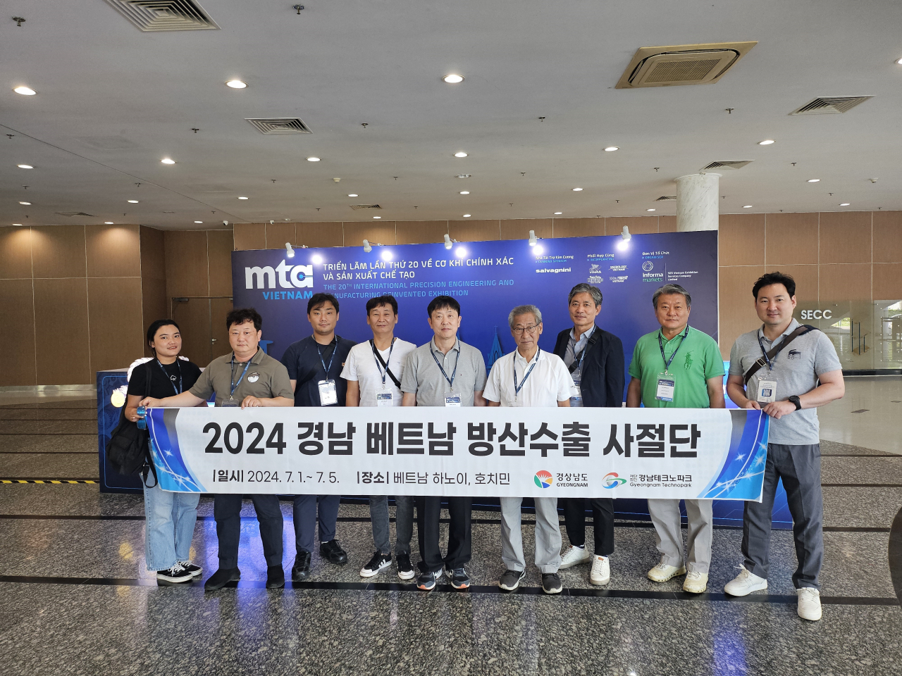 지난 7월 경남도내 8개 방산 중소기업으로 구성된 베트남 방산수출 사절단이 현지에서 활동하고 기념촬영을 하고 있다. [사진=경남도]