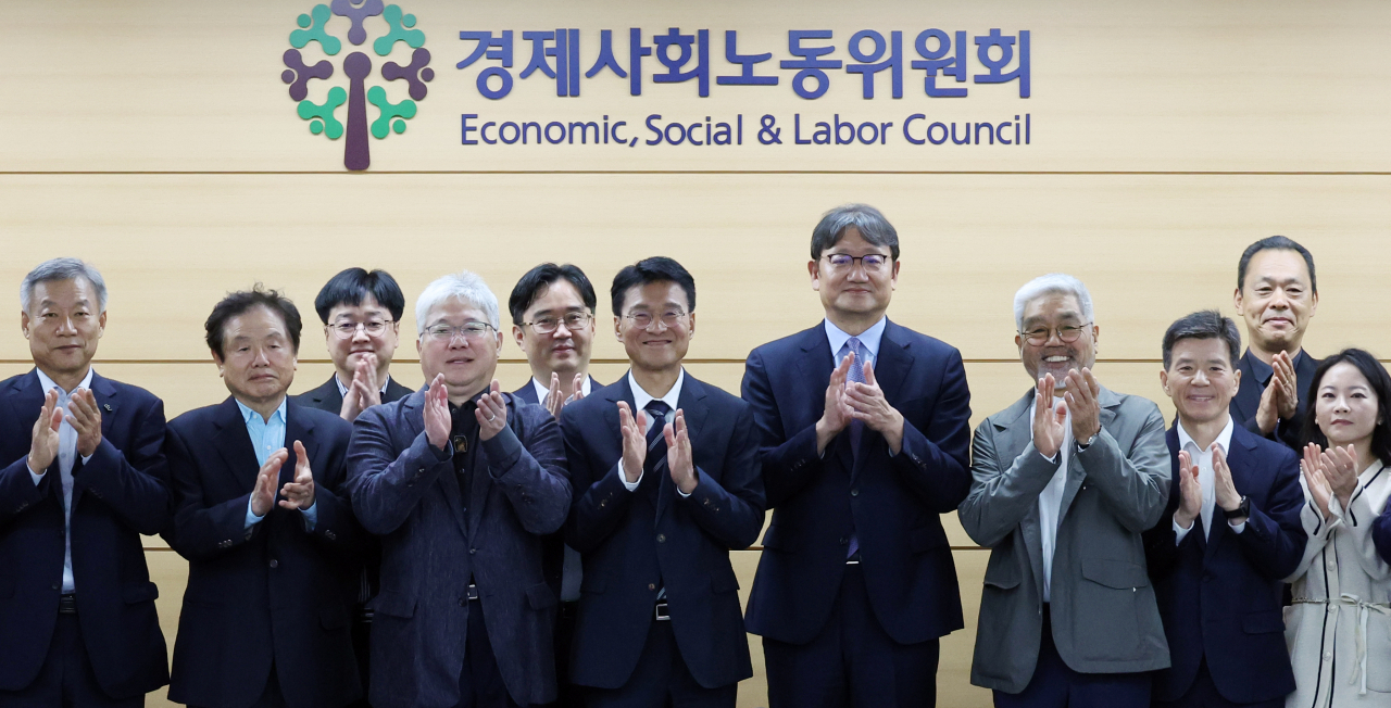 권기섭 경제사회노동위원회 위원장과 김용서 교사노동조합연맹 위원장이 28일 서울 종로구 경사노위에서 교원근로시간면제심의위원회 위원들과 기념촬영을 하고 있다. [연합]