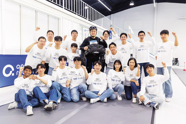 제3회 사이배슬론 대회에 참가한 팀 KAIST가 우승 기념촬영을 하고 있다. [KAIST 제공]
