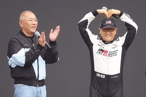 27일 오후 경기도 용인시 에버랜드 스피드웨이에서 열린 ‘현대 N x 토요타 가주 레이싱(Hyundai N x TOYOTA GAZOO Racing) 페스티벌’에서 정의선(왼쪽) 현대자동차그룹 회장과 토요다 아키오 일본 도요타자동차그룹 회장이 함께 인사하고 있다. [연합]