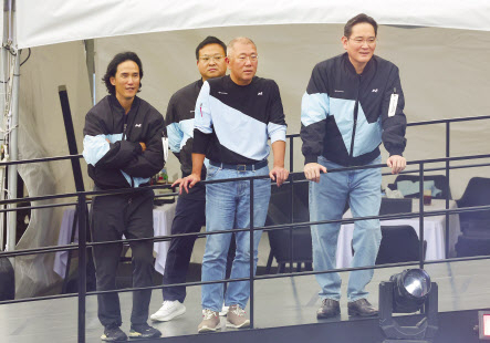 27일 오후 경기도 용인시 에버랜드 스피드웨이에서 열린 ‘현대 N x 토요타 가주 레이싱(Hyundai N x TOYOTA GAZOO Racing) 페스티벌’에서 정의선(가운데) 현대자동차그룹 회장과 이재용(오른쪽) 삼성전자 회장, 조현범 한국앤컴퍼니그룹 회장이 행사장을 바라보고 있다. [연합]