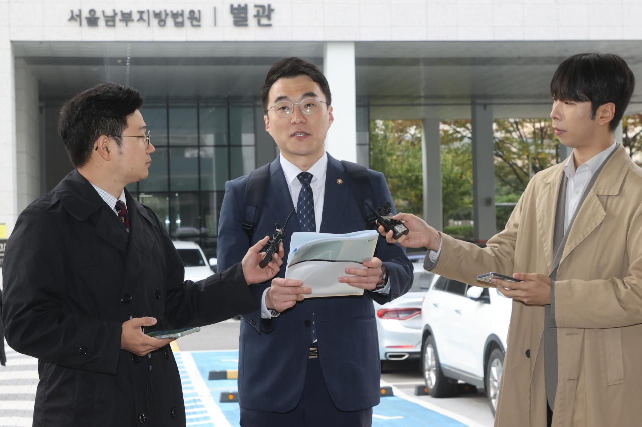 거액의 가상자산(코인)을 숨기고 허위재산신고 의혹으로 위계공무집행방해 혐의로 기소된 김남국 전 더불어민주당 의원이 28일 서울 양천구 서울남부지방법원에서 열린 첫 공판에 출석하고 있다. [연합]