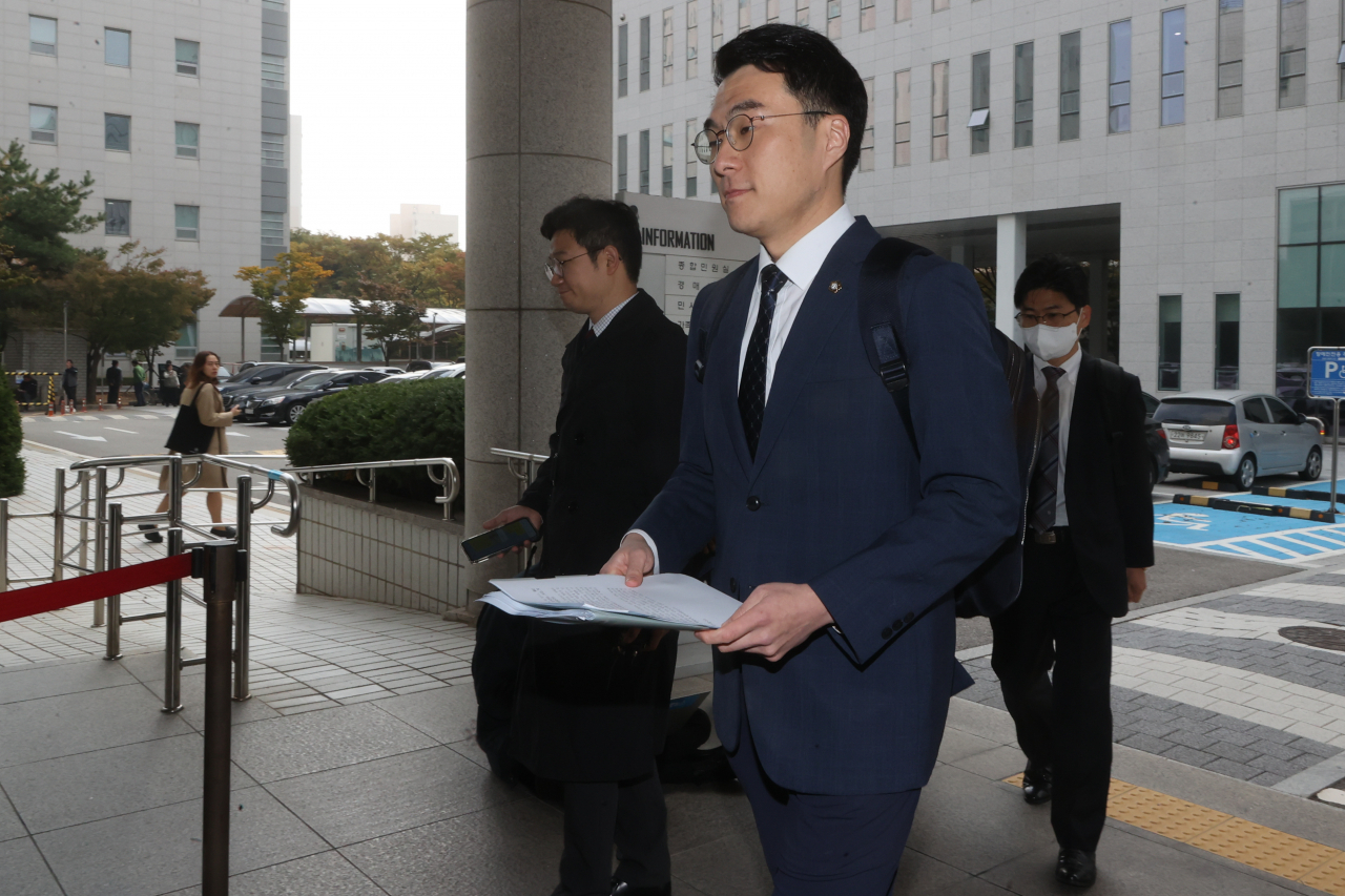 거액의 가상자산(코인)을 숨기고 허위재산신고 의혹으로 위계공무집행방해 혐의로 기소된 김남국 전 더불어민주당 의원이 28일 서울 양천구 서울남부지방법원에서 열린 첫 공판에 출석하고 있다. [연합]