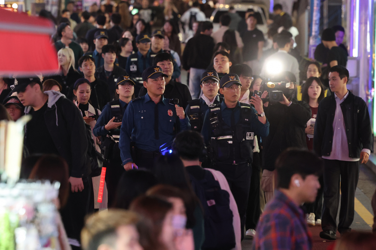 10·29 이태원 참사 2주기를 앞둔 26일 오후 서울 마포구 홍대 일대에서 경찰 기동순찰대가 핼러윈 데이 다중밀집 예방 순찰을 하고 있다. [연합]