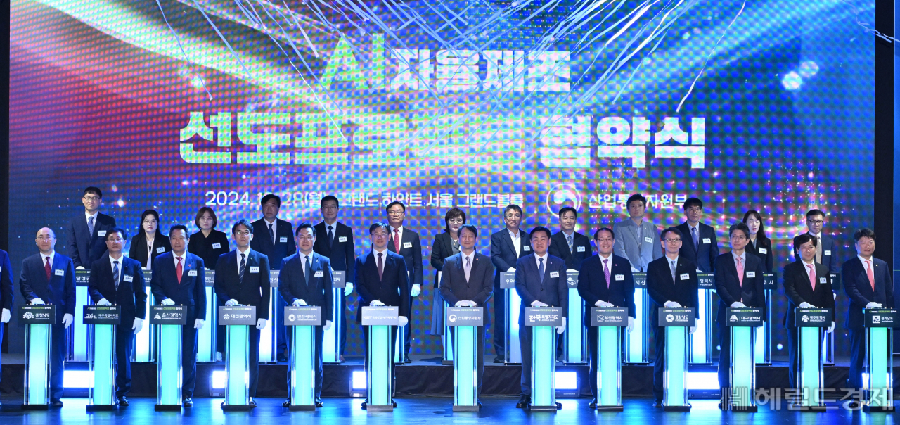 안덕근(앞줄 왼쪽 일곱 번째) 산업통상자원부 장관을 비롯한 참석자들이 28일 오후 서울 용산구 그랜드 하얏트 호텔에서 열린 AI 자율제조 선도프로젝트 협약식에 참석해 기념촬영을 하고 있다. 임세준 기자