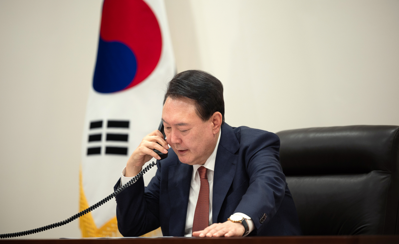 윤석열 대통령이 28일 서울 용산 대통령실에서 우르줄라 폰데어라이엔 유럽연합(EU) 집행위원장과 전화 통화를 하고 있다. [연합]