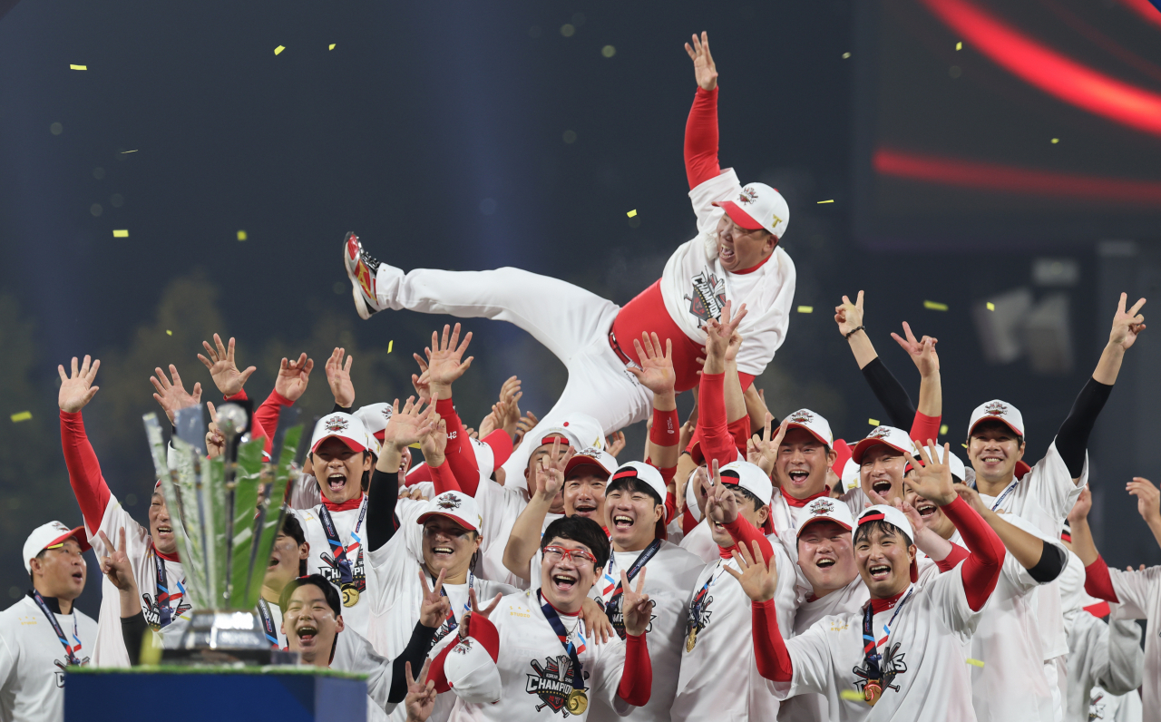 28일 광주 기아챔피언스필드에서 열린 2024 신한 SOL뱅크 KBO 포스트시즌 한국시리즈 5차전 삼성 라이온즈와 KIA 타이거즈의 경기. KIA가 삼성에 승리하며 통합우승을 달성한 뒤 KIA 선수들이 이범호 감독을 헹가래 치고 있다. [연합]