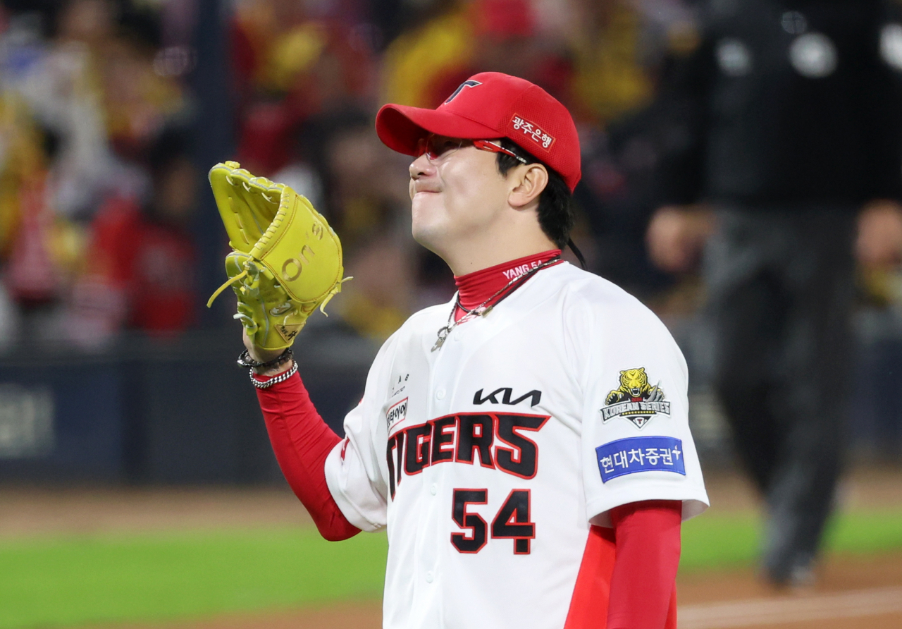 28일 광주 기아챔피언스필드에서 열린 2024 신한 SOL뱅크 KBO 포스트시즌 한국시리즈 5차전 삼성 라이온즈와 KIA 타이거즈의 경기. KIA 양현종이 3회초에 삼성 디아즈에게 투런홈런을 허용한 뒤 새 볼을 건네받고 있다. [연합]