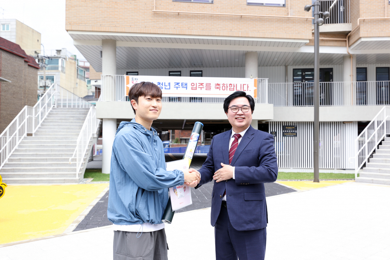 박일하 구청장이 지난 4월 구가 서울시 최초로 만든 만원주택의 첫 입주자와 기념촬영을 하고 있다.[동작구 제공]