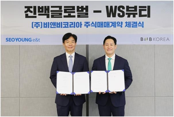 지난 9월 서영이앤티 서초 본사에서 허재균(오른쪽) 서영이앤티 이사와 유시화 SKS PE 대표이사가 주식매매계약 체결식을 열었다. [비앤비코리아 제공]