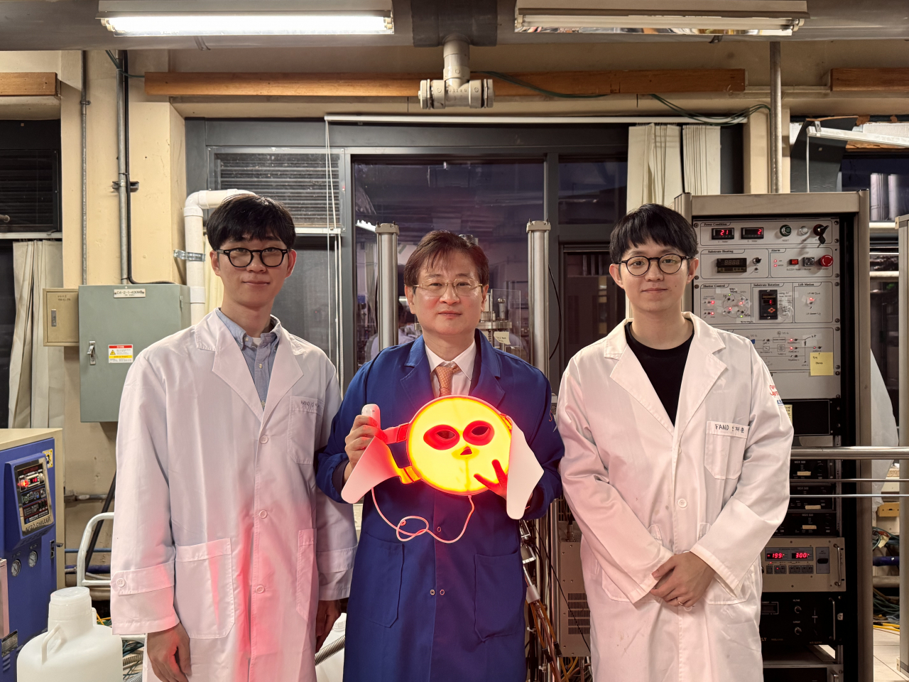 이건재(가운데) KAIST 교수가 개발한 LED 마스크를 들어 보이고 있다.[KAIST 제공]