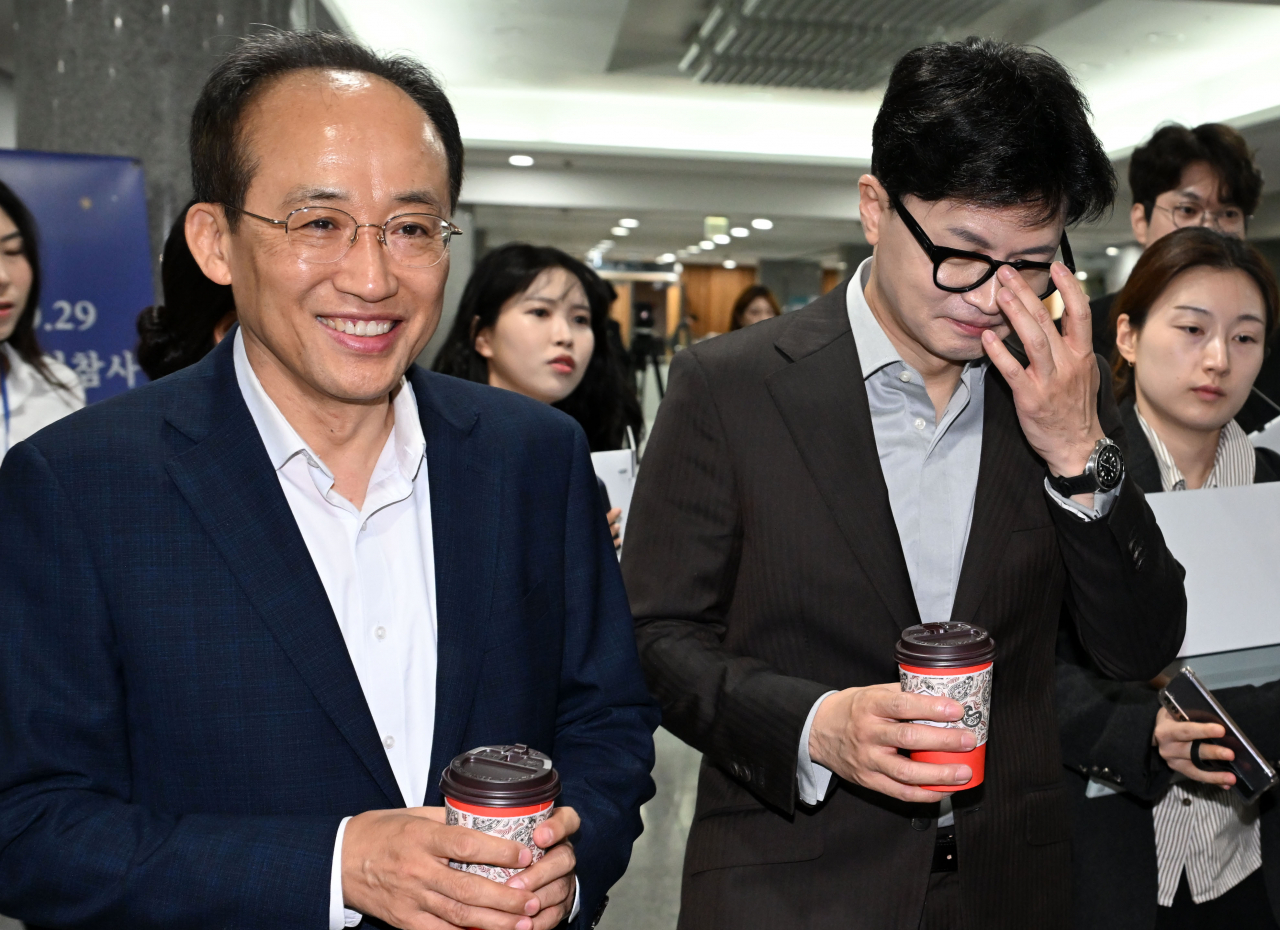 한동훈 국민의힘 대표와 추경호(앞줄 왼쪽) 원내대표가 29일 오전 서울 여의도 국회 의원회관에서 ‘왜 AI와 반도체를 함께 이야기 하는가?’를 주제로 열린 국민의힘 초선의원 공부모임에 참석 후 의원회관을 나서고 있다. 이상섭 기자