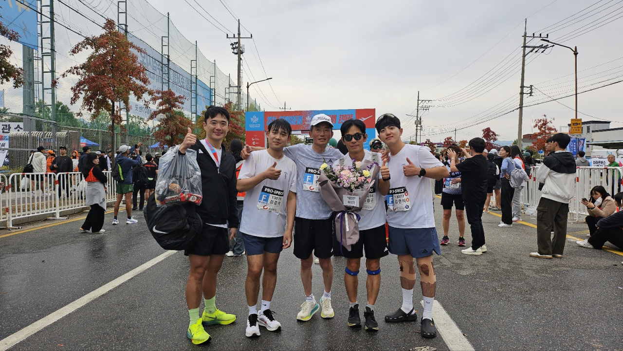 임재택(가운데) 한양증권 대표가 지난 27일 ‘2024 춘천마라톤’에서 풀코스를 완주한 직원들과 기념 사진을 촬영하고 있다. [한양증권]