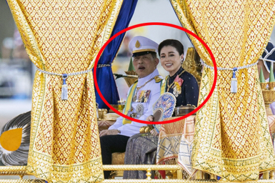 27일(현지시간) 태국 방콕 차오프라야강에서 마하 와찌랄롱꼰(왼쪽) 국왕의 72세 생일을 기념하는 왕실 바지선 행사가 열리고 있다. 와찌랄롱꼰 국왕 옆은 수티다(46) 왕비다. [AP =연합]