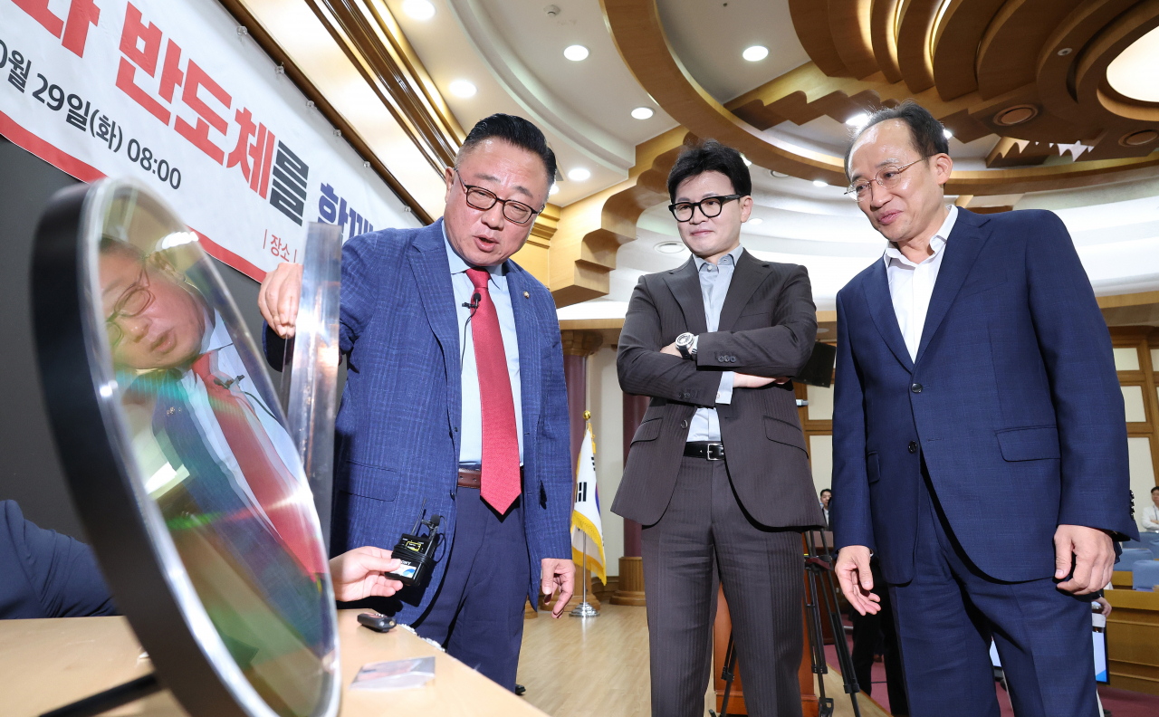 한동훈 국민의힘 대표(가운데)와 추경호 원내대표(오른쪽)가 29일 오전 국회 의원회관에서 열린 '왜 AI와 반도체를 함께 이야기하는가?' 국민의힘 초선의원 공부모임에 참석해 고동진 의원과 대화하며 반도체 웨이퍼 등을 살펴보고 있다. [연합]