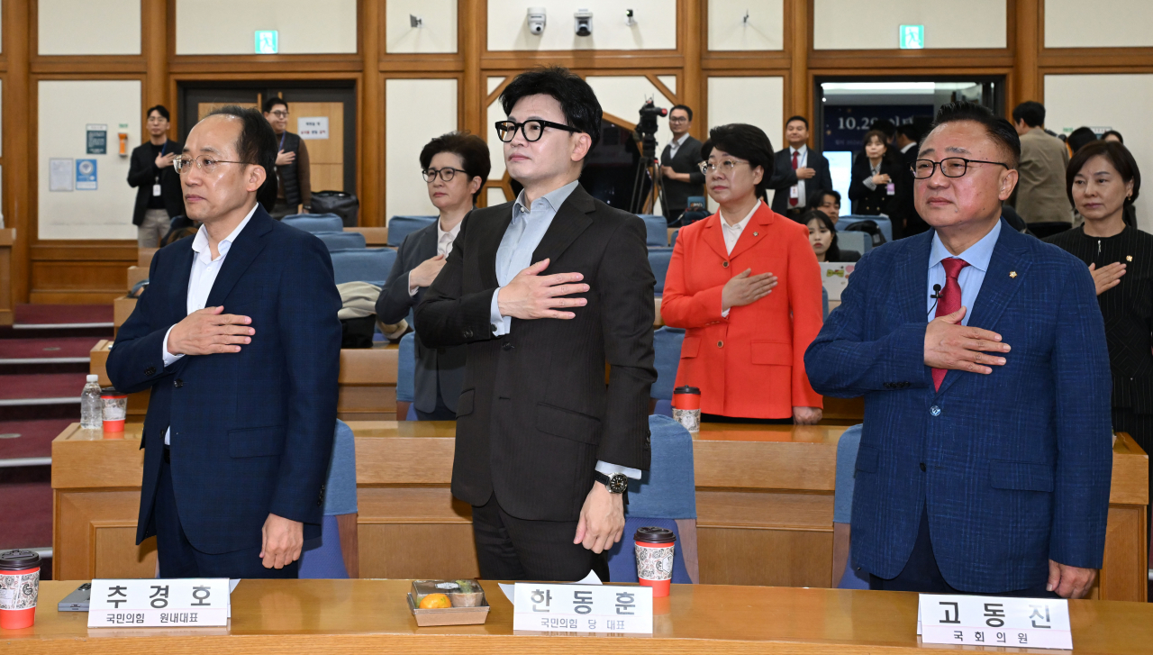 한동훈 국민의힘 대표와 추경호 원내대표, 고동진 의원이 29일 오전 서울 여의도 국회 의원회관에서 '왜 AI와 반도체를 함께 이야기 하는가?'를 주제로 열린 국민의힘 초선의원 공부모임에 참석해 국민의례를 하고 있다. 이상섭 기자